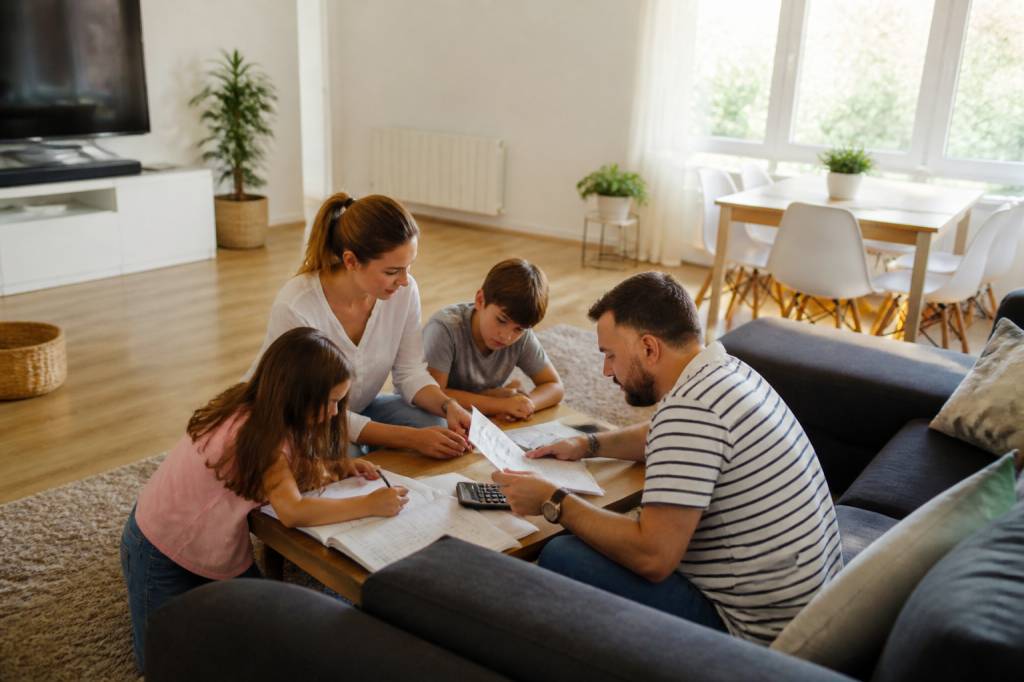 Consumo medio electricidad familia 4 miembros en España y cómo reducirlo