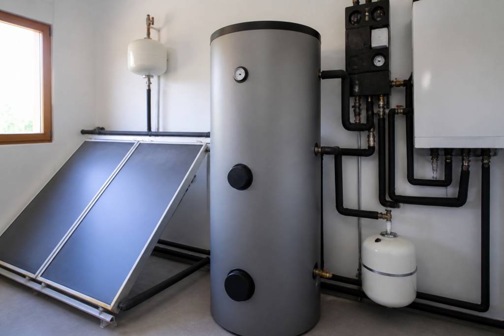 Calderín para placas solares: funcionamiento, ventajas y mantenimiento en casa